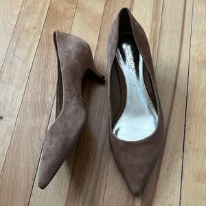 Light brown suede Lauren Ralph Lauren kitten heels size 8.5